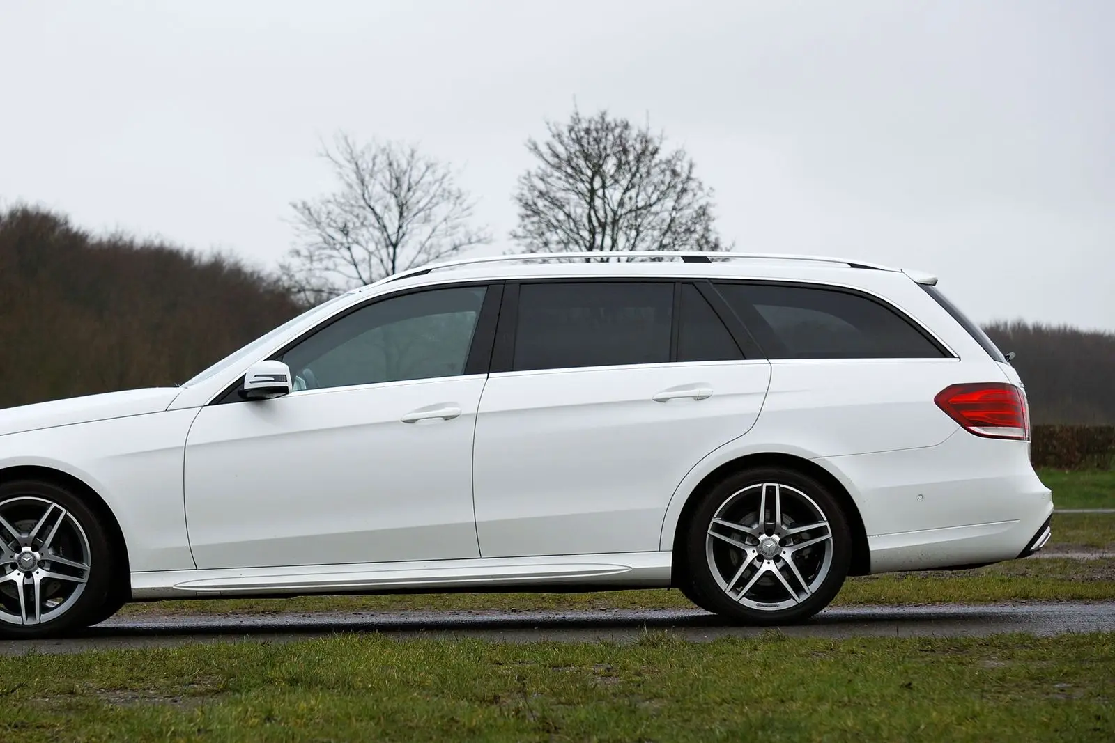 White station wagon, side profile and roof rails